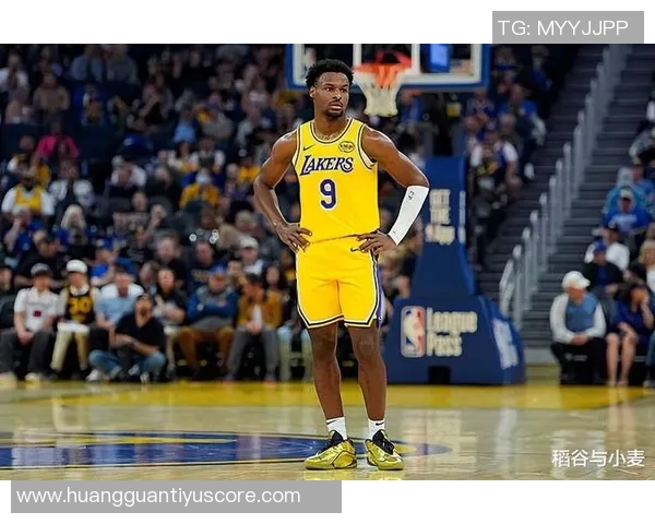 布朗尼坦言上场机会有限期待通过努力防守赢得更多信任与时间